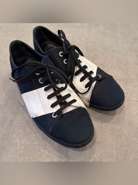 Chanel Navy & White canvas logo Sneakers 
EU 37.5 US 7.5